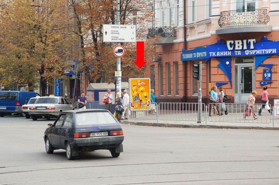 Фото рекламной плоскости по адресу Яворницкого пр. (бывш. Маркса пр.), 111 / Шмидта ул., рынок "Озерка"