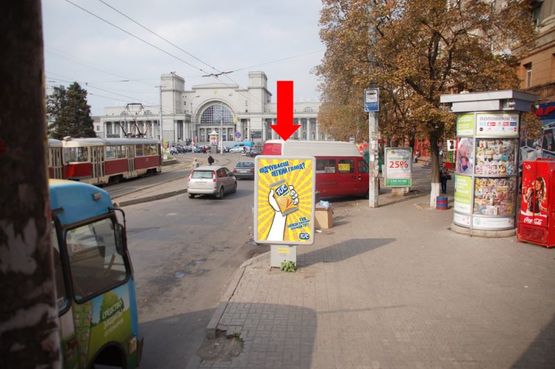 Фото рекламной плоскости по адресу Привокзальная ул. / Вокзальная пл. (бывш. Петровского пл.), ст. м. "Вокзальная"