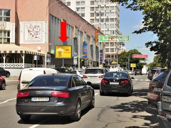 Фото рекламної площини за адресою Омеляновича-Павленка ул. (бывш. Суворова ул.), 18/ 20, супермаркет "Сильпо", ресторан "У хромого пола", в сторону Славы пл.