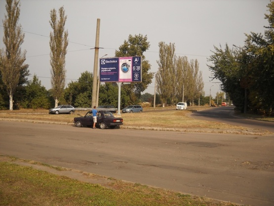 Фото рекламной плоскости по адресу 30-летия Победы ул./Рустави ул. (кольцо Рустави, автомойка "Рось", сорт-клуб "Тонус"), напр. в центр города