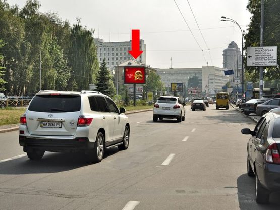 Фото рекламной плоскости по адресу Алмазова ул. (бывш. Кутузова ул.), 4, разделитель, в сторону ст. м. "Печерская"