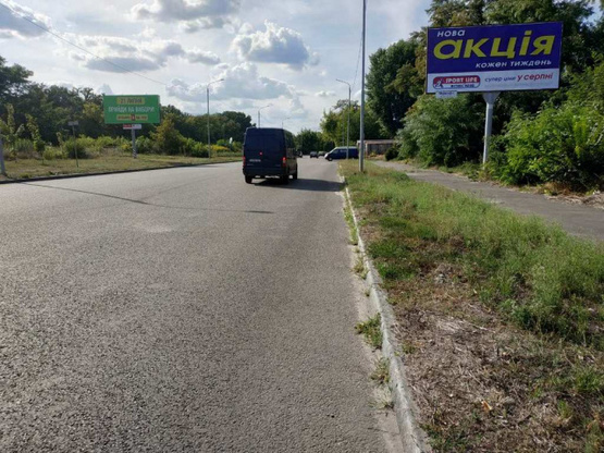 Фото рекламной плоскости по адресу Сумгаитская ул./Можайского ул. (въезд/выезд на Киев, большой траснпортный поток)
