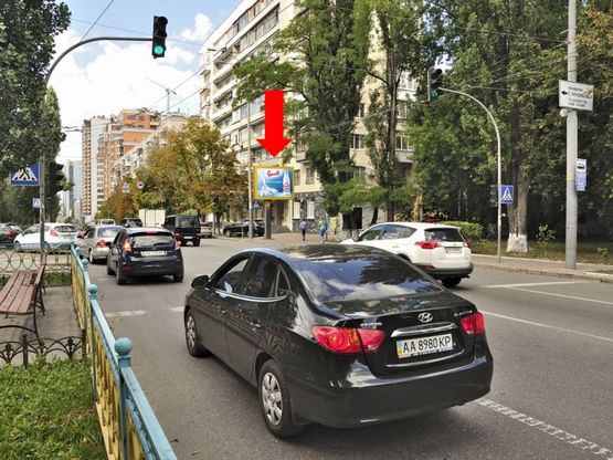 Фото рекламной плоскости по адресу Украинки бул., 11 / Новогоспитальная ул. (бывш. Щорса пер.), на светофоре, в сторону Бассейная ул.