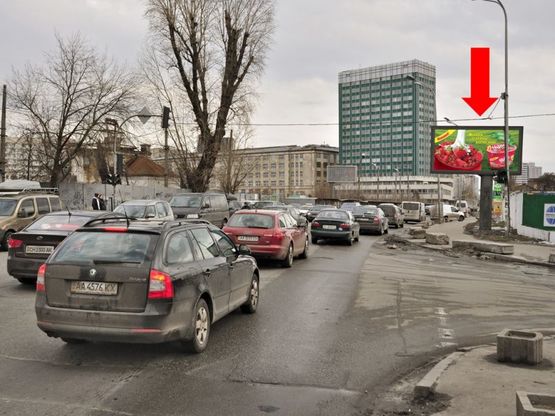 Фото рекламной плоскости по адресу Короленковская ул., 6, на светофоре, поворот на супермаркет "Мегамаркет", в сторону Деловая ул. (бывш. ул. Димитрова)