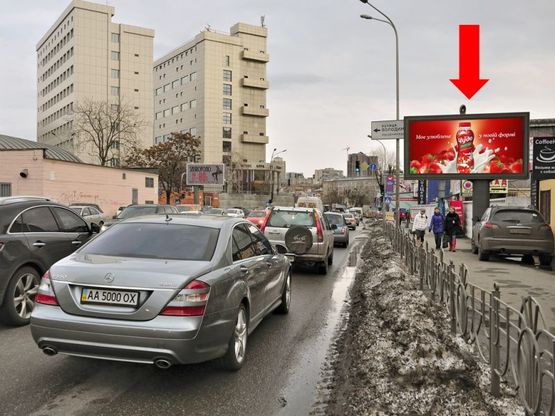 Фото рекламної площини за адресою Короленковская ул., 4 / Владимирская ул., на светофоре, в сторону Малевича ул. (бывш. Боженка ул.)