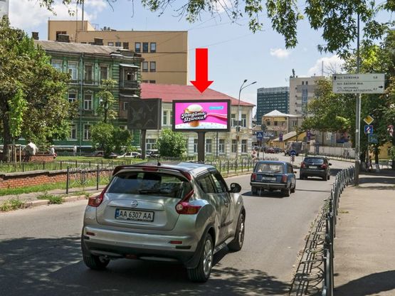 Фото рекламной плоскости по адресу Жилянская ул. / Короленковская ул., разделитель, в сторону "Мегамаркет",  ул. Федорова