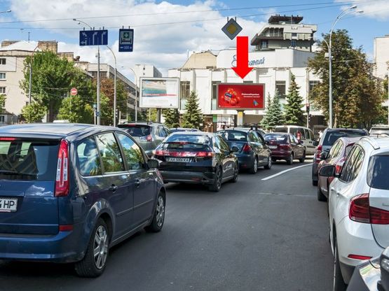 Фото рекламной плоскости по адресу Московская ул., 33 / Кловский спуск, кинотеатр "Зоряный", в сторону Славы пл.