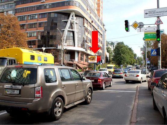 Фото рекламної площини за адресою Коновальца ул. (бывш. Щорса ул.) / Предславинская ул., на светофоре, в сторону Украинки бул.