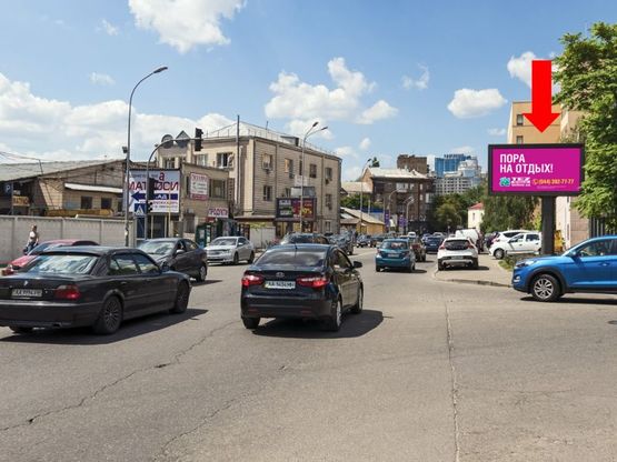 Фото рекламной плоскости по адресу Короленковская ул. / Владимирская ул., на светофоре, в сторону Жилянская ул.