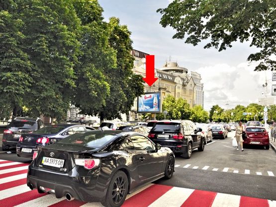 Фото рекламної площини за адресою Омеляновича-Павленка ул. (бывш. Суворова ул.), 1, в сторону Славы пл., разделитель