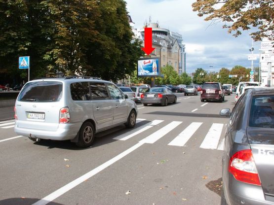Фото рекламної площини за адресою Омеляновича-Павленка ул. (бывш. Суворова ул.), 1, в сторону Славы пл., разделитель