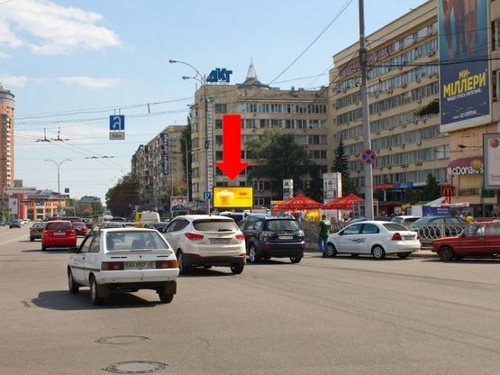 Фото рекламної площини за адресою Украинки бул. / Алмазова ул. (бывш. Кутузова ул.), ст. м. "Печерская", на светофоре, в сторону Бойчука ул. (бывш. Киквидзе ул.)