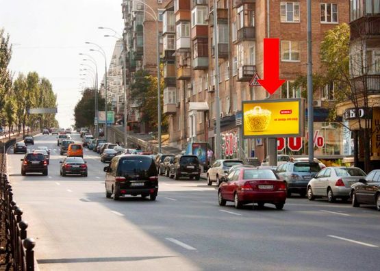 Фото рекламной плоскости по адресу Украинки бул., 4, в сторону ст. м. Печерская