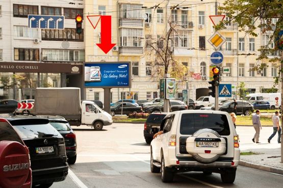 Фото рекламної площини за адресою Бассейная ул. / Руставели ул., разделитель, в сторону Украинки бул.