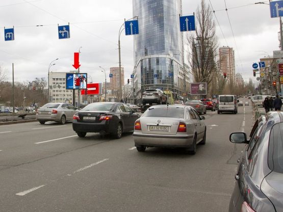 Фото рекламной плоскости по адресу Бассейная ул. / бул. Украинки/ ул. Мечникова, разделитель, ТРЦ "Gulliver", на светофоре, в сторону пл. Украинки