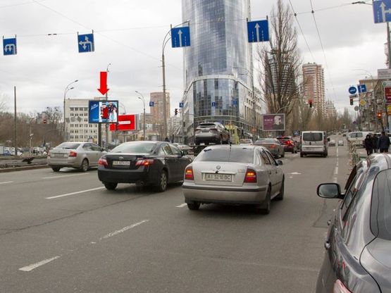 Фото рекламной плоскости по адресу Бассейная ул. / бул. Украинки/ ул. Мечникова, разделитель, ТРЦ "Gulliver", на светофоре, в сторону пл. Украинки