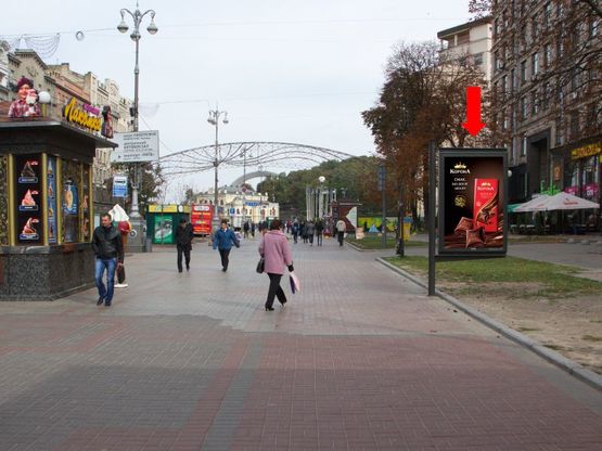 Фото рекламной плоскости по адресу Крещатик ул., 7/11, Институтская ул., возле выхода из ст. м. "Майдан Незалежности", в сторону Европейская пл.