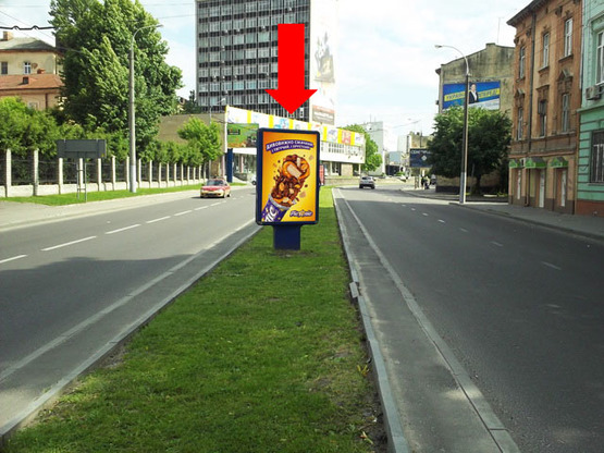 Фото рекламной плоскости по адресу Черновола пр., 39 / Под Дубом ул., разделитель, в центр