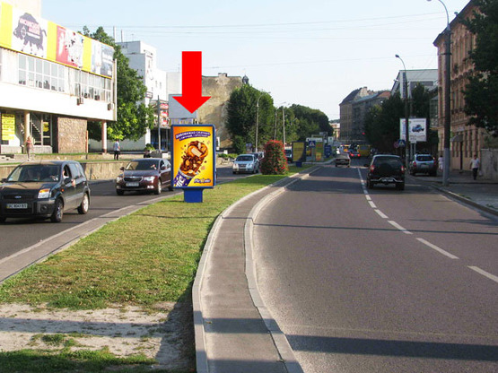 Фото рекламной плоскости по адресу Черновола пр., 31, разделитель, возле клуба "Malevych", в центр