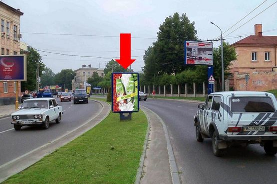 Фото рекламной плоскости по адресу Черновола пр., 31, разделитель, возле клуба "Malevych", из центра