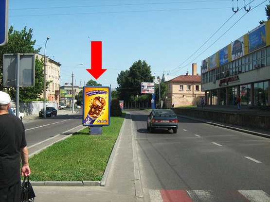 Фото рекламной плоскости по адресу Черновола пр. / Медовая ул., разделитель, возле клуба "Malevych", из центра