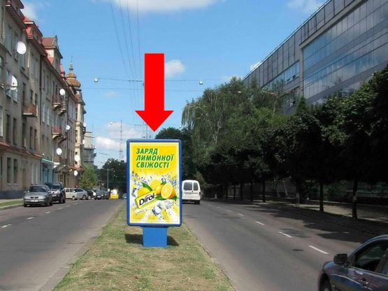 Фото рекламной плоскости по адресу Митрополита Андрея ул., 10, разделитель, район Политеха, в сторону Святого Юра пл.