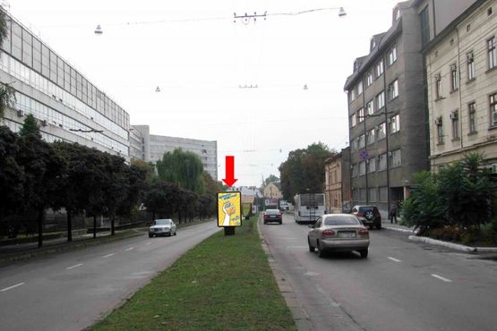 Фото рекламной плоскости по адресу Митрополита Андрея ул., 10, разделитель, район Политеха, в сторону Бандеры ул.