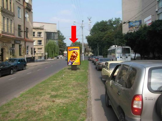 Фото рекламной плоскости по адресу Митрополита Андрея ул. / Шептицких ул., разделитель, район Политеха, в сторону Святого Юра пл.