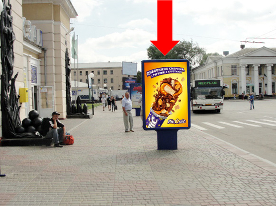 Фото рекламної площини за адресою Славы пл., 1, возле Южного ж/д вокзала