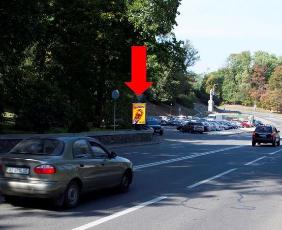 Фото рекламной плоскости по адресу Героев Крут ул. / Днепровский спуск, напротив церкви, из центра