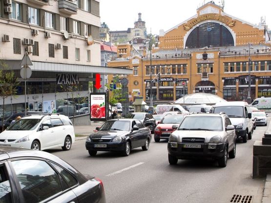 Фото рекламної площини за адресою Шевченко бул., 2/54, возле магазина Zarina, в сторону Крещатик ул.