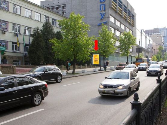 Фото рекламной плоскости по адресу Шевченко бул., 56, в сторону Крещатика ул.