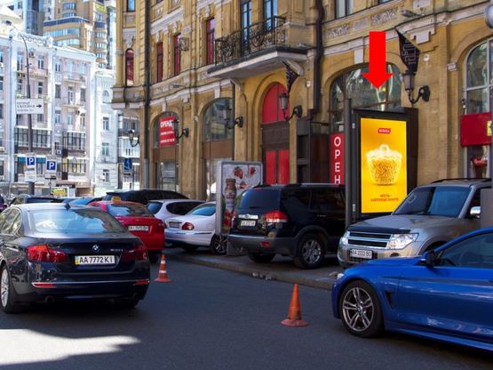 Фото рекламної площини за адресою Бесарабская пл. / ул. Бассейная, возле арт центра Пинчука, ресторана "Чашка"