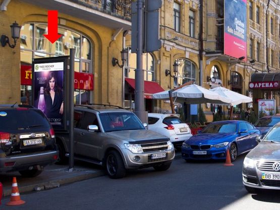 Фото рекламної площини за адресою Бесарабская пл. / ул. Бассейная, возле арт центра Пинчука, ресторана "Чашка"