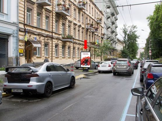Фото рекламної площини за адресою Терещенковская ул., 11, напротив парка Т. Шевченко, в сторону ул. Толстого