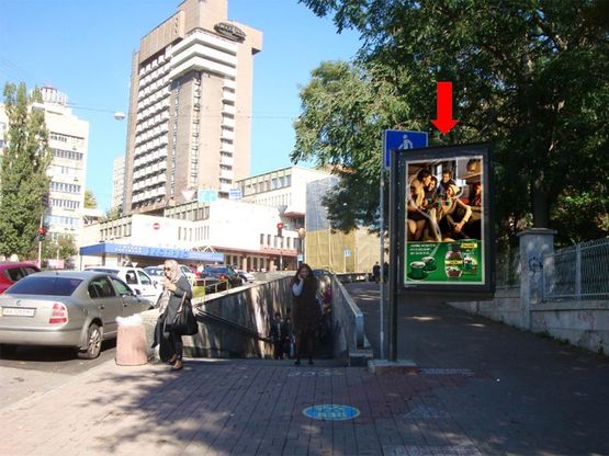 Фото рекламной плоскости по адресу Петлюры ул. (бывш. ул. Коминтерна) напротив 2/17, в сторону бул. Шевченко