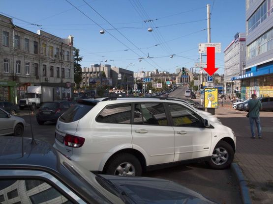 Фото рекламной плоскости по адресу Петлюры ул., 28 / ул. Жилянская, в сторону центрального жд вокзала