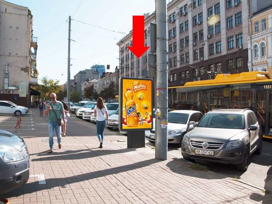 Фото рекламної площини за адресою Петлюры ул., 28 / ул. Жилянская, в сторону ул. Саксаганского