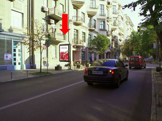 Фото рекламной плоскости по адресу Шелковичная ул., 17/2 / ул. Орлика, напротив Шоколадного домика, на светофоре, в сторону ул. Институтской