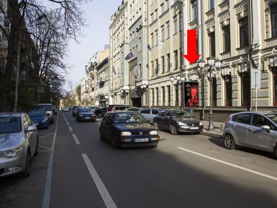 Фото рекламной плоскости по адресу Ярославов Вал ул., 22, возле входа в отель "Radisson", в сторону Львовской пл.