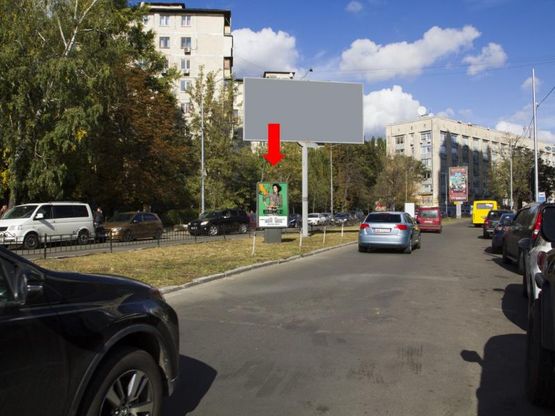 Фото рекламної площини за адресою Гаврилишина ул. (бывш. ул. Василевской), 1, разделитель, напротив супермаркета "Сильпо", ТРЦ "Smart Plaza", в сторону Лукьяновки