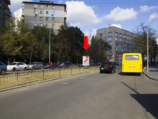 Фото рекламной плоскости по адресу Гаврилишина ул. (бывш. ул. Василевской), 3, разделитель, напротив супермаркета "Сильпо", ТРЦ "Smart Plaza", в сторону Лукьяновки