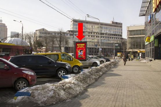 Фото рекламной плоскости по адресу Сечевых стрельцов ул., 8Б / Львовская пл., возле супермаркета "Billa", из центра