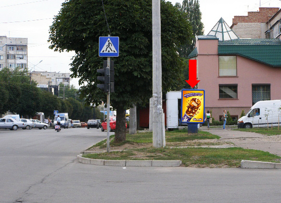 Фото рекламной плоскости по адресу Комарова ул. / Воробкевича ул., возле гостиницы "Черемош", в сторону рынка "Буковинский"