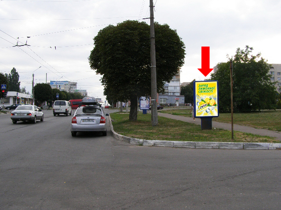 Фото рекламной плоскости по адресу Комарова ул. / Воробкевича ул., возле гостиницы "Черемош", в сторону рынка "Буковинский"