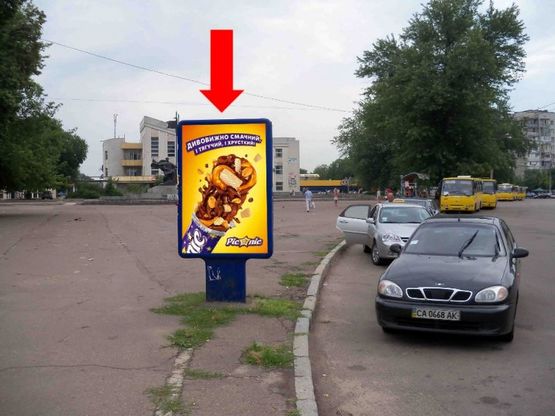 Фото рекламной плоскости по адресу Шевченко бул. / 700-летия Черкасс пл., возле ресторана "Папа Карло", из центра