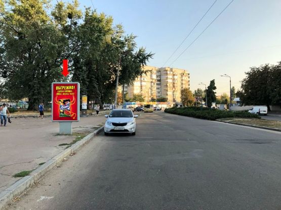 Фото рекламної площини за адресою Шевченко бул. / 700-летия Черкасс пл., возле остановки, из центра