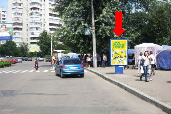 Фото рекламної площини за адресою Шевченко бул. / 700-летия Черкасс пл., возле остановки, в центр