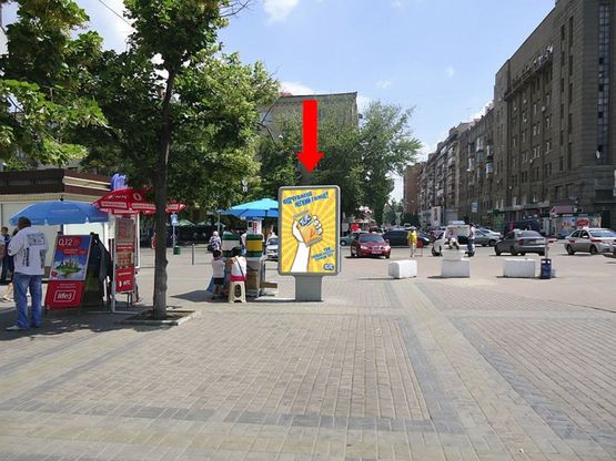 Фото рекламной плоскости по адресу Привокзальная пл., ближний к Котляра ул. (бывш. Красноармейская ул.), кафе "FreshLife"