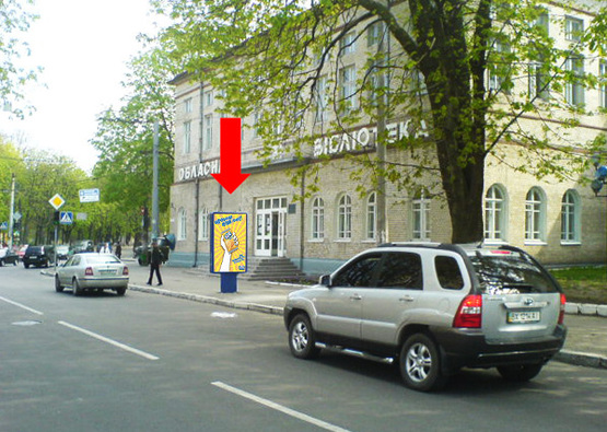 Фото рекламной плоскости по адресу Театральная ул., 28 / ул. Грушевского, возле Областной научной библиотеки